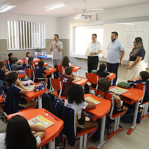 Superior e conselheiro geral do Instituto dos Irmãos do Sagrado Coração visitam Colégio Cristo Rei