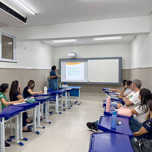 Equipe participa de formação com a International School