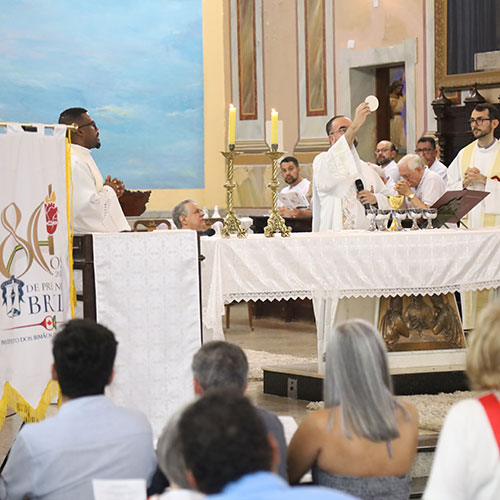 Irmãos do Sagrado Coração, colaboradores, alunos e familiares se reuniram na São Bento para celebrar os 80 anos do Instituto no Brasil