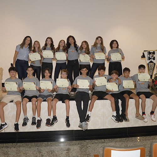 Alunos recebem certificados de conclusão anual e apresentam projetos marcantes de 2025