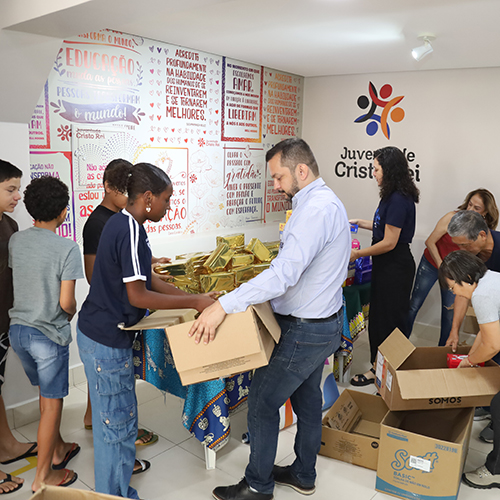 Doações de caixas de bombons beneficiam 7 instituições e centenas de crianças