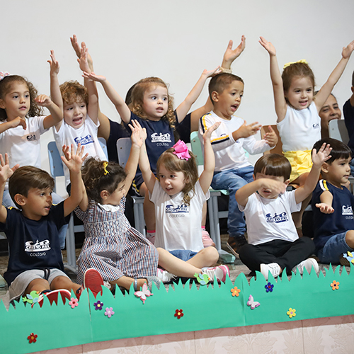 Crianças emocionaram as mamães e saborearam uma tarde especial