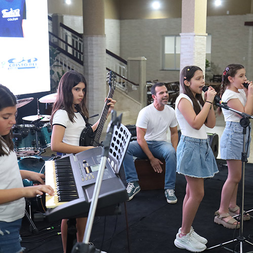 Tarde animada reúne alunos em torno da música e da arte